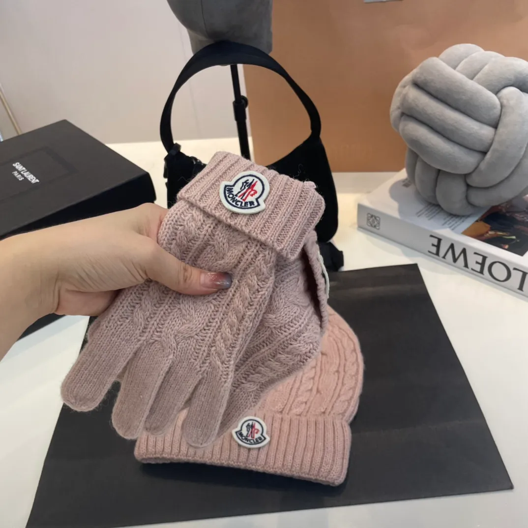 P180 Moncler wool knitted three-piece set, gloves + hat + scarf set ❄️ Wool knitted, super cute with cashmere scarf, a must-have for autumn and winter