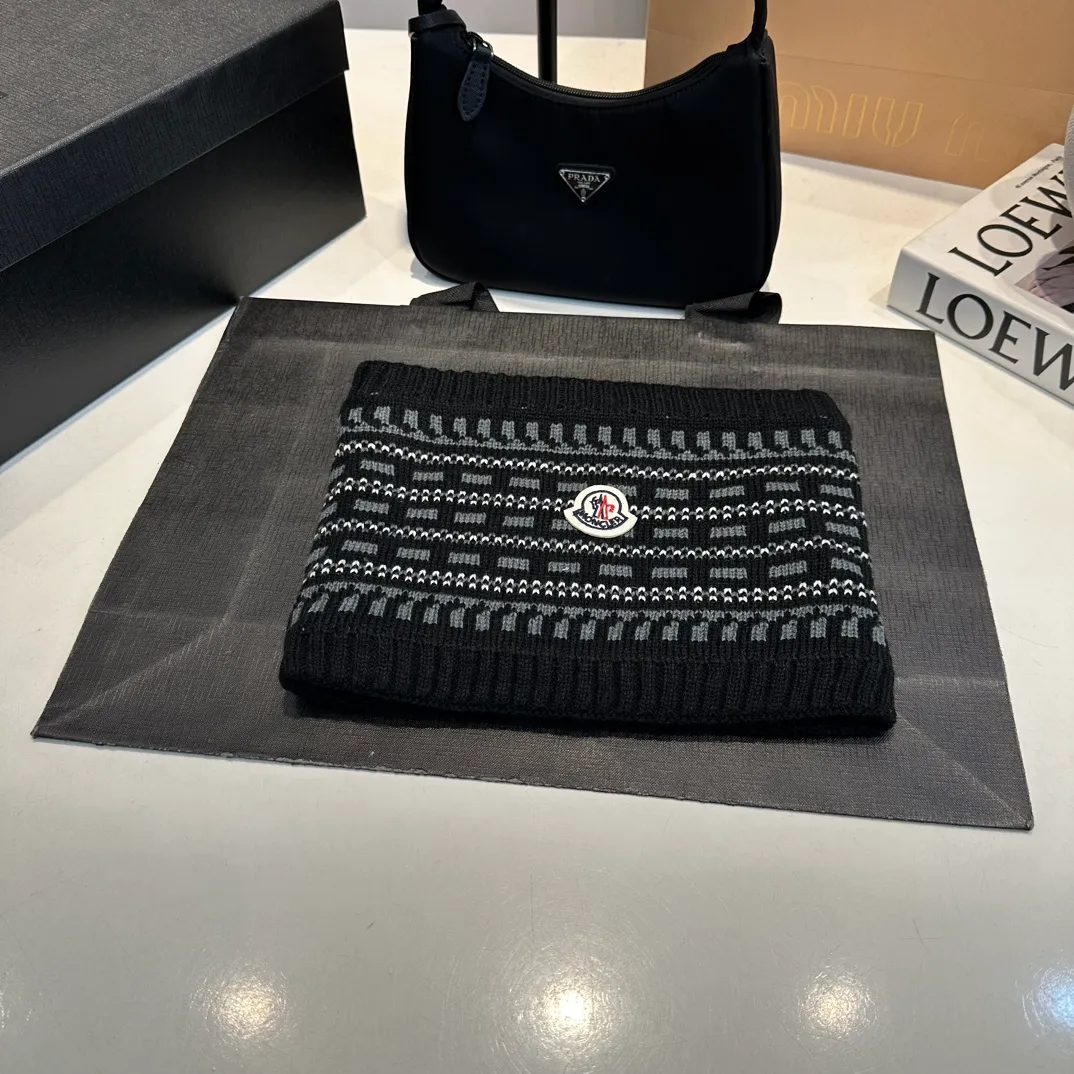 P140 Moncler Moncler 💥 Mouth three-piece set, gloves, hat, scarf, original replica. Very soft and skin-friendly, very elastic 💓 Textured and very versatile style ~ Warm, one size fits all and elastic ~ Unisex, can be worn by any head size. Super quality, highly recommended