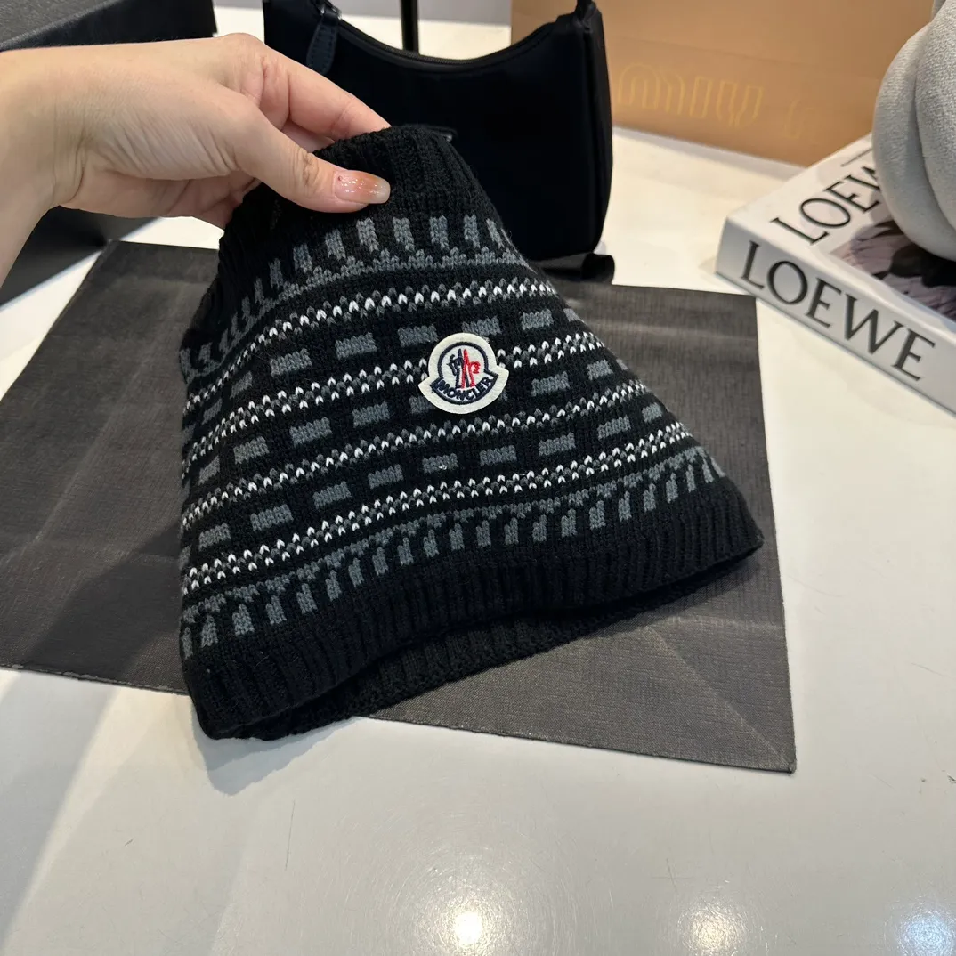 P140 Moncler Moncler 💥 Mouth three-piece set, gloves, hat, scarf, original replica. Very soft and skin-friendly, very elastic 💓 Textured and very versatile style ~ Warm, one size fits all and elastic ~ Unisex, can be worn by any head size. Super quality, highly recommended
