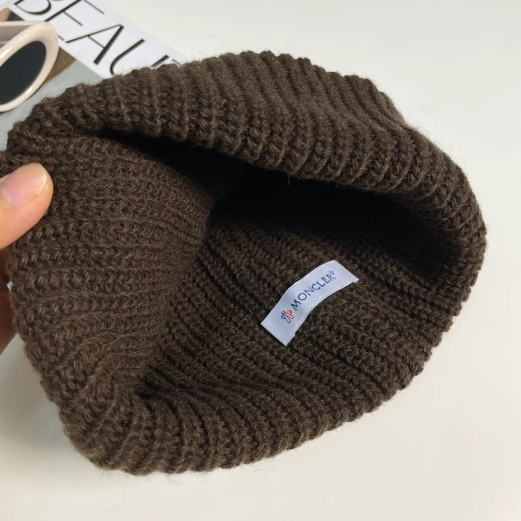 P76 Moncler 2024 early autumn and winter classic knitted hat, original replica. Very soft and skin-friendly, very elastic 💓 Textured and very versatile style ~ Warm cashmere woolen hat, one size fits all and elastic ~ Unisex, can be worn by any head circumference. Super quality, highly recommended