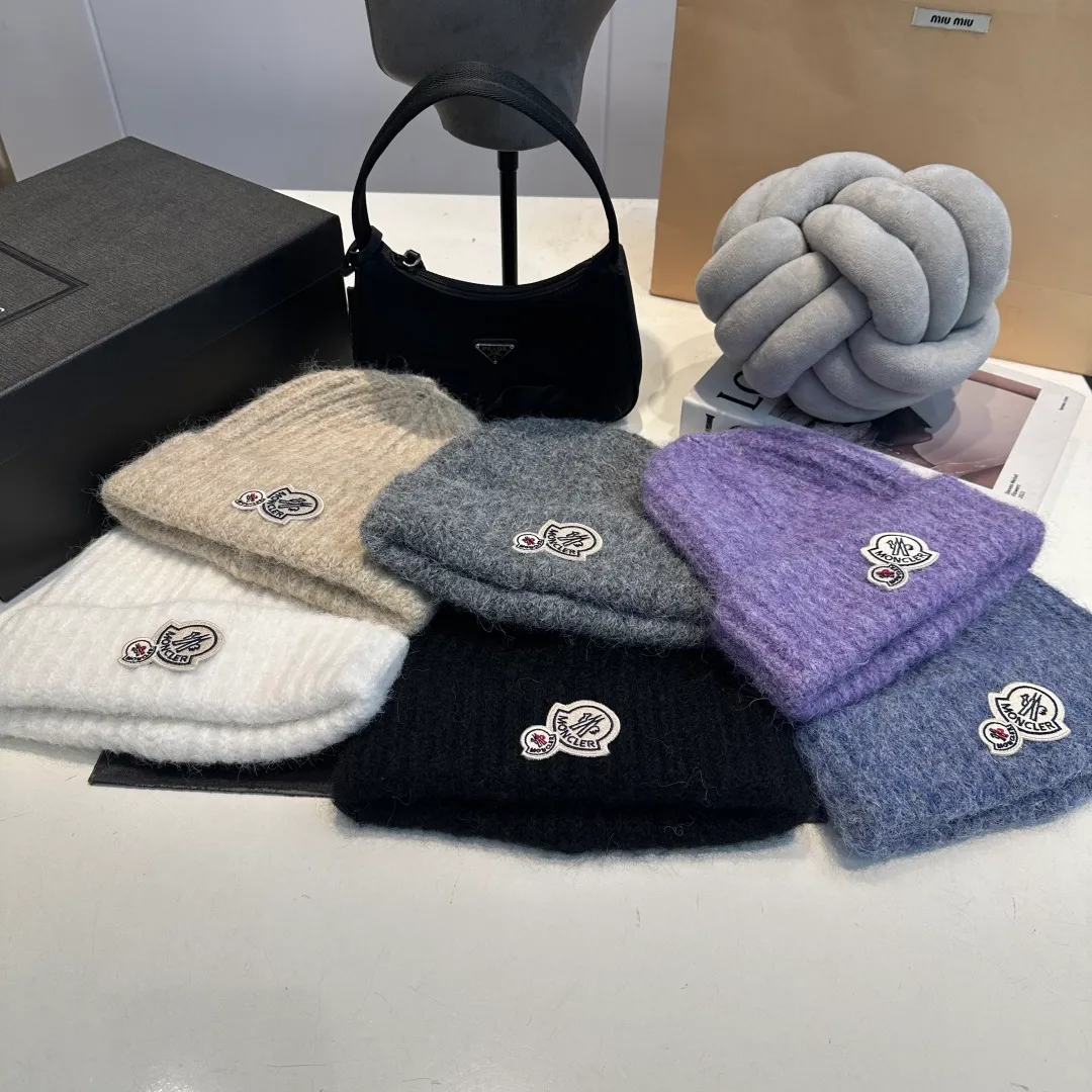 P56 MONCLER 🎩 wool knitted beanie, good quality, high-end, super soft! Super hot💖The texture is great and it’s great to match when out on the street! Fashion trends! A must-have item for winter, the same style for men and women, get it now!