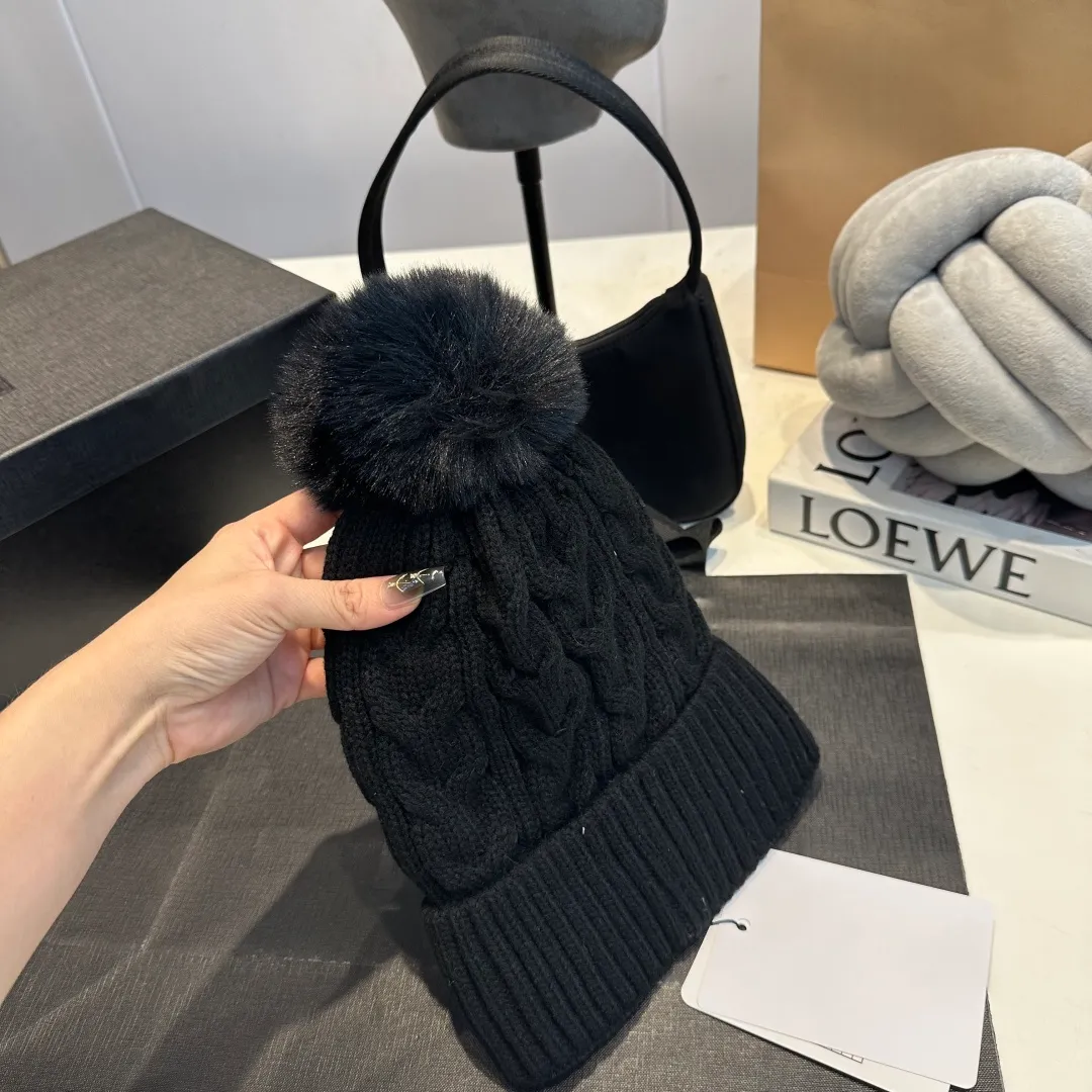 P70 Moncler hooded twist warm wool hat, sweet and cool style get! Reduce your age and make your face appear smaller. I’d like to share it with you all. The four colors match well and the breasts are so milky~