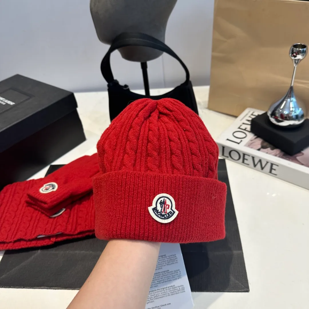 p140 Moncler muzzle suit hat + gloves + scarf autumn and winter style knitted beanie. This must be a minimalist favorite. It is clean, neat, fashionable and versatile, and will never be picky about your face shape! A fashionable classic that lasts forever! Both men and women are welcome