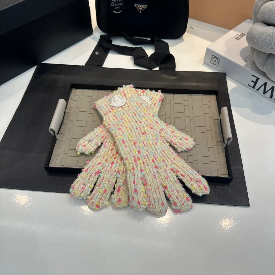 P70 Moncler wool knitted mousse, super cute with cashmere scarf, a must-have for autumn and winter