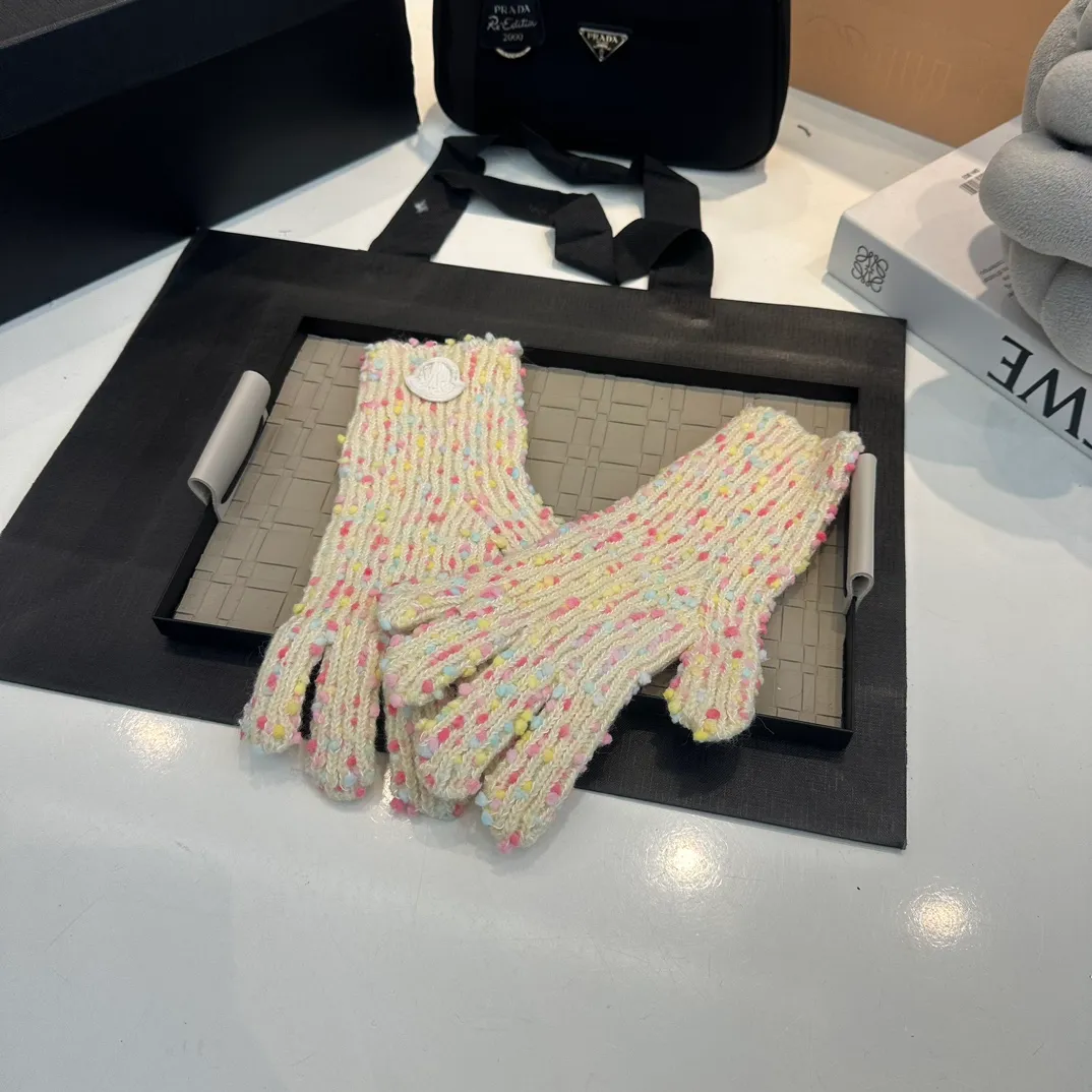 P70 Moncler wool knitted mousse, super cute with cashmere scarf, a must-have for autumn and winter