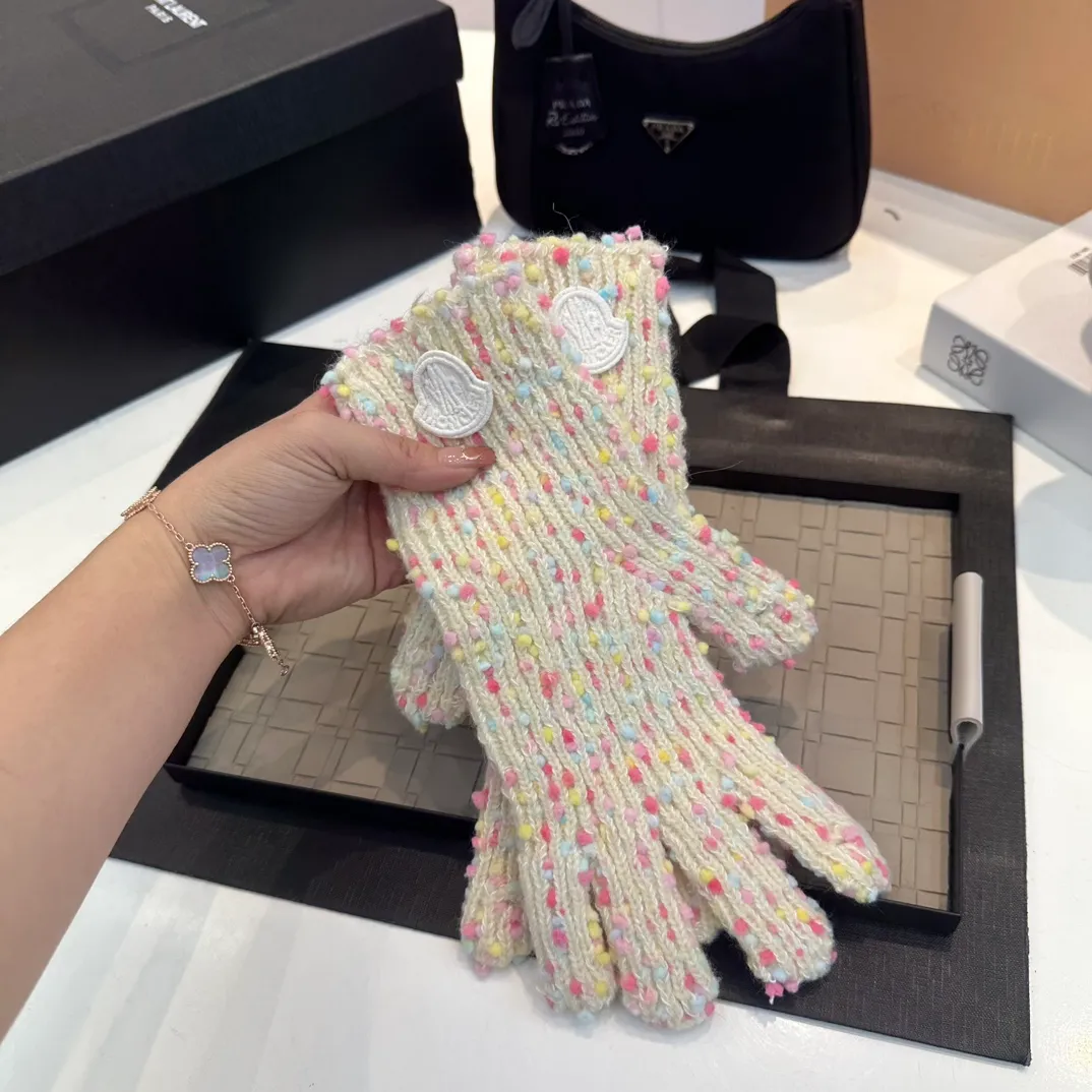 P70 Moncler wool knitted mousse, super cute with cashmere scarf, a must-have for autumn and winter