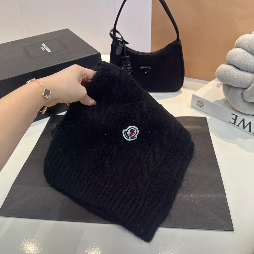 P180 MONCLER Mouth Cover Suit♥️Original hat and scarf set! Made of rabbit velvet➕cashmere, with a 15cm fox fur ball, a real fur ball! Warm and fashionable 😱[愄火] Versatile style [Love] The texture is very good, comfortable and breathable [Hey ha] Looks good no matter how you match it [Shh] A must-have for fashionistas [Wit] 4 colors available❤️❤️Unisex, the ball can be removed
