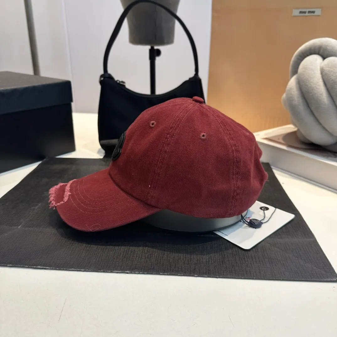 P60 MONCLER autumn and winter ripped baseball cap, suitable for young and fashionable people. It has a strong visual effect, good-looking and high-quality!