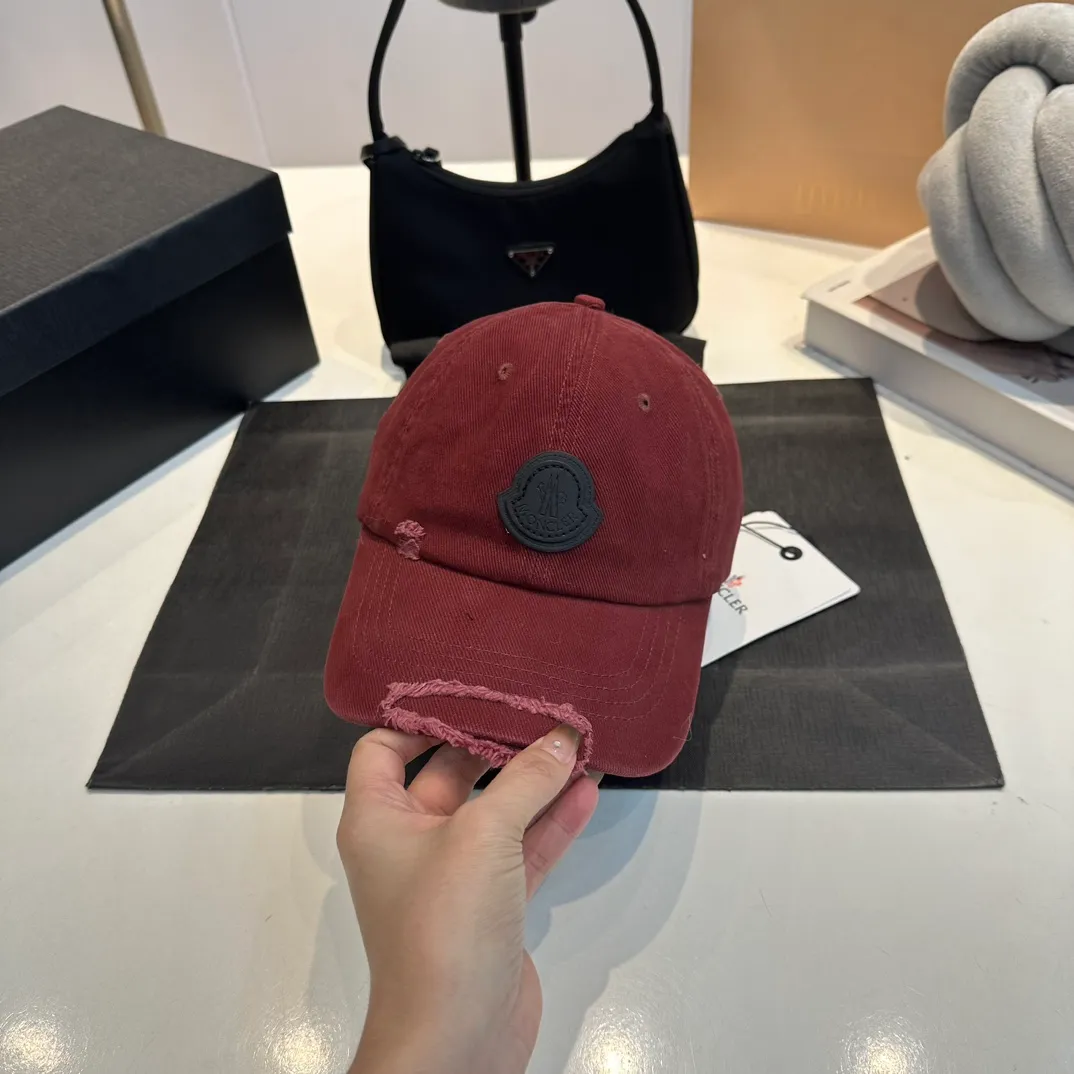 P60 MONCLER autumn and winter ripped baseball cap, suitable for young and fashionable people. It has a strong visual effect, good-looking and high-quality!