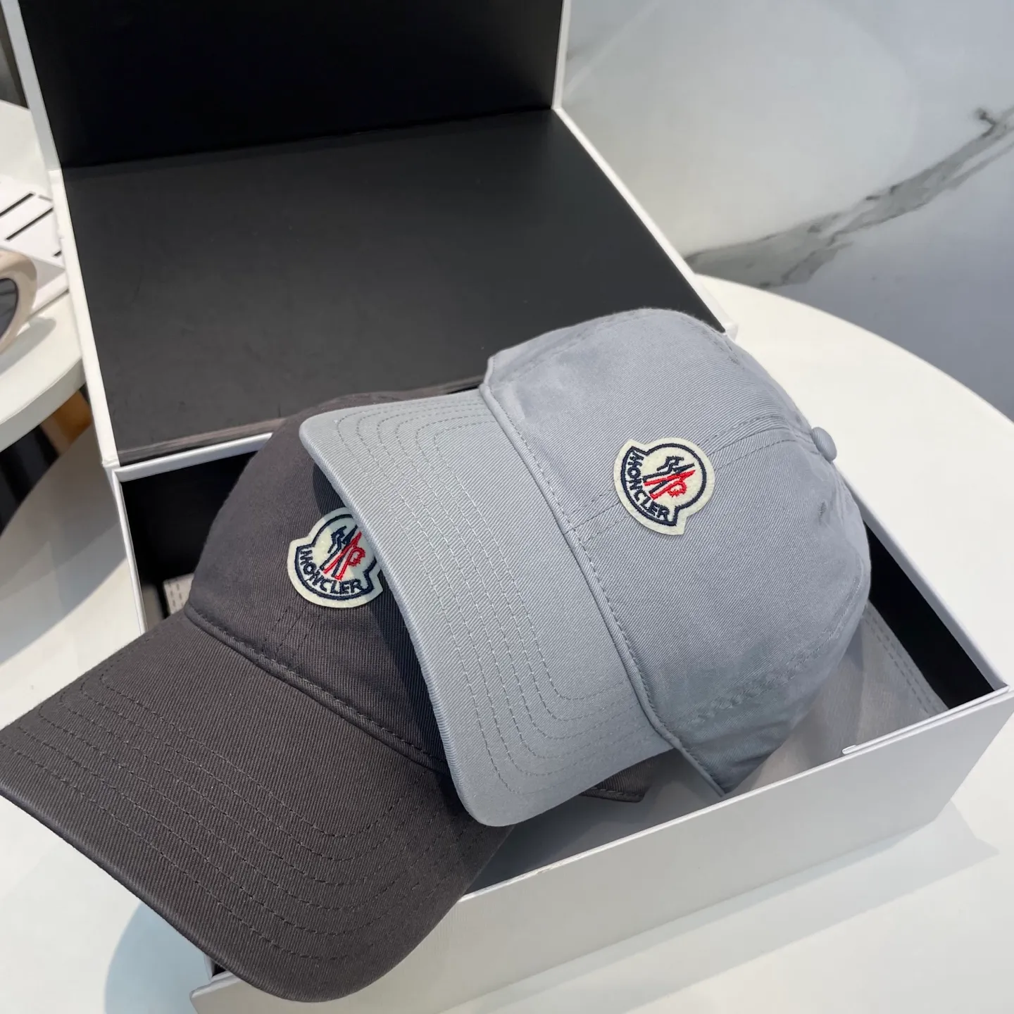 P50 MONCLER new baseball cap, a fashionable street item with a very good style, a favorite among Internet celebrities and fashion bloggers! High quality, comfortable and breathable, concave shape looks good