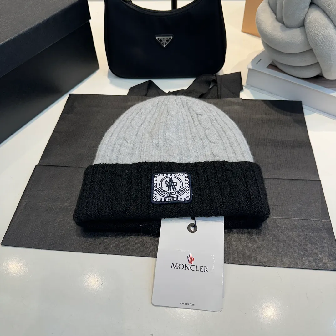 P54 Moncler 🔑2024 autumn and winter new fur ball cuffed knitted hat for men and women, two-color striped edge fashionable wool hat, thickened and warm with twist stripes