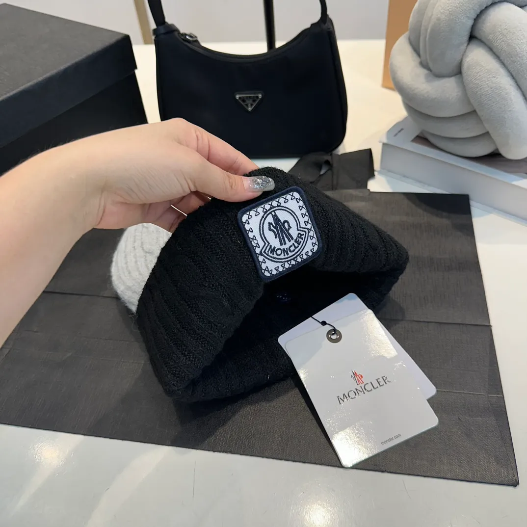 P54 Moncler 🔑2024 autumn and winter new fur ball cuffed knitted hat for men and women, two-color striped edge fashionable wool hat, thickened and warm with twist stripes