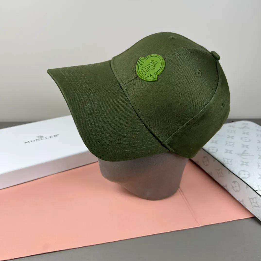 P52 comes with dust bag and MONCLER mouth covering🎩Good quality, high-end and stylish, super popular💖The texture is great, it’s great to match when out on the street! Fashion trends! A must-have item for going out, the same style for men and women, get it now!