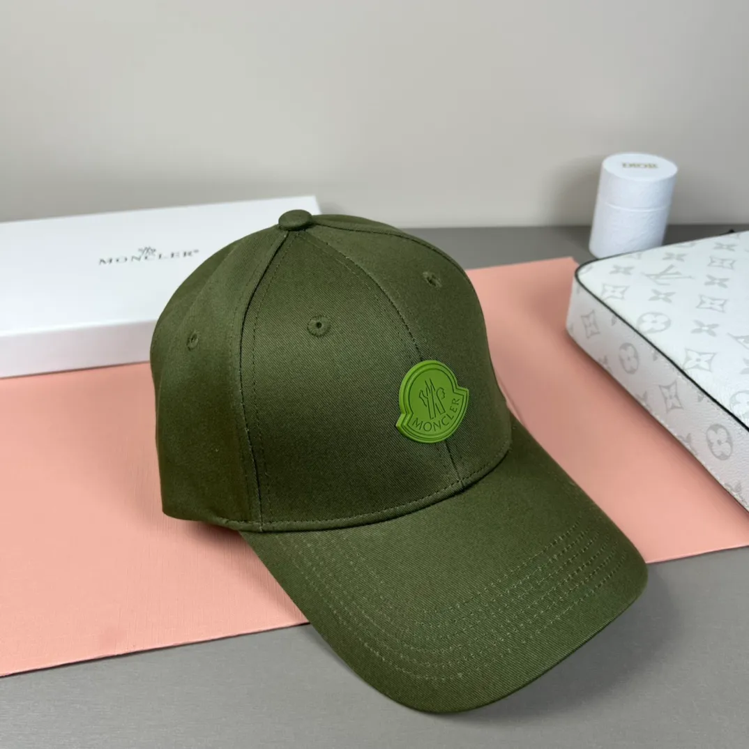 P52 comes with dust bag and MONCLER mouth covering🎩Good quality, high-end and stylish, super popular💖The texture is great, it’s great to match when out on the street! Fashion trends! A must-have item for going out, the same style for men and women, get it now!