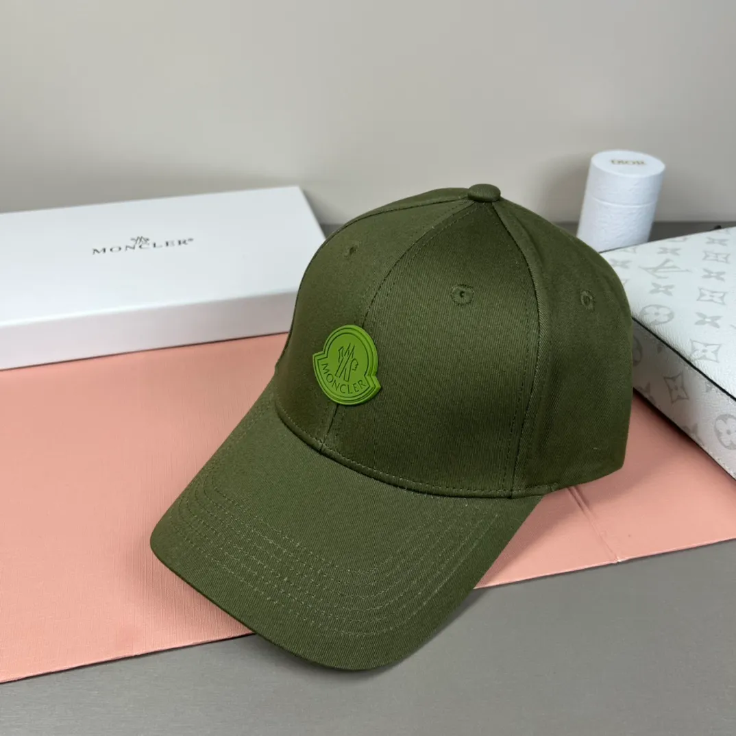 P52 comes with dust bag and MONCLER mouth covering🎩Good quality, high-end and stylish, super popular💖The texture is great, it’s great to match when out on the street! Fashion trends! A must-have item for going out, the same style for men and women, get it now!
