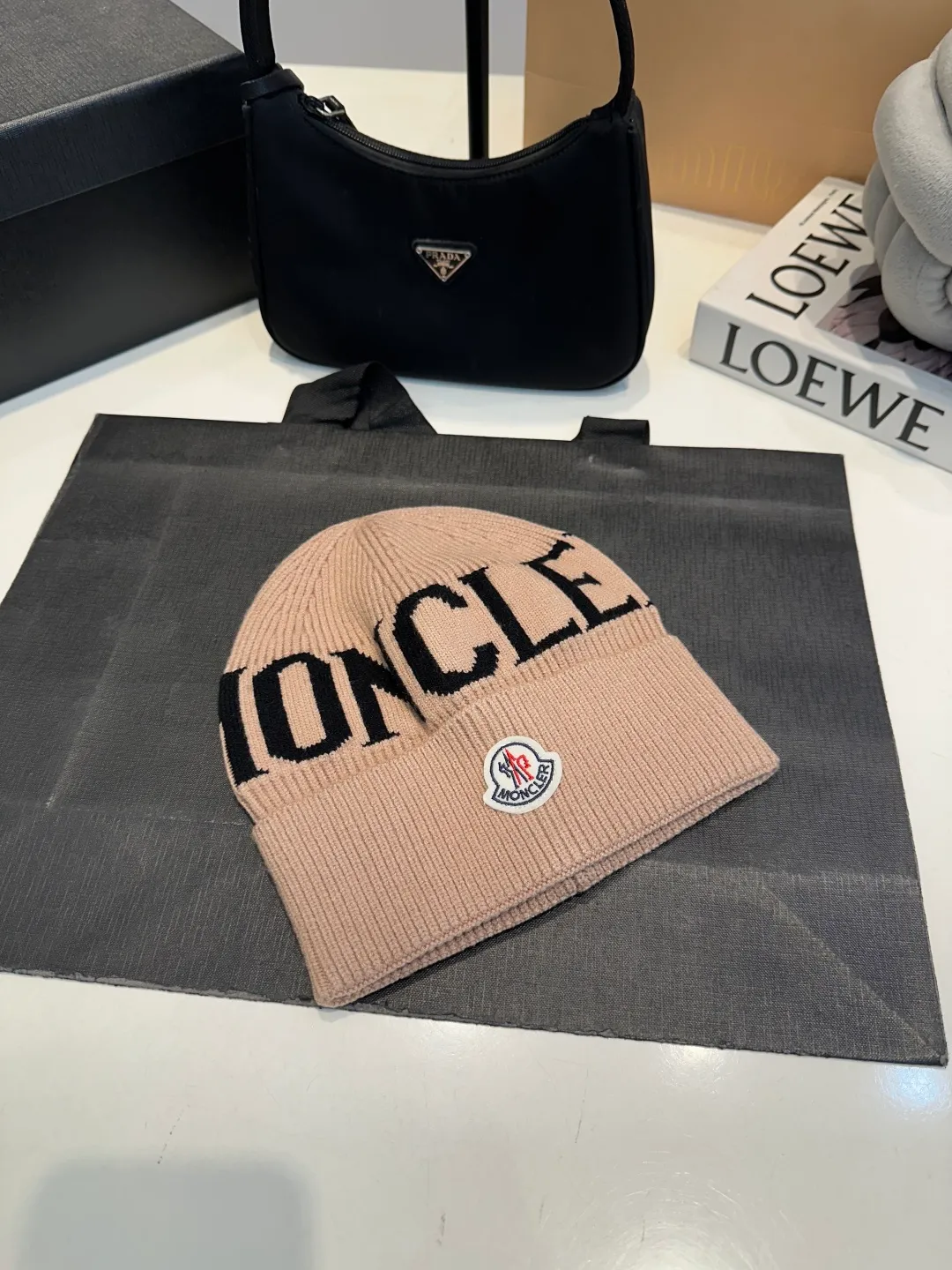 P46 Moncler 💥 Official website classic knitted hat, replica of the original. Very soft and skin-friendly, very elastic 💓 Textured and very versatile style ~ Warm cashmere woolen hat, one size fits all and elastic ~ Unisex, can be worn by any head size. Super quality, highly recommended