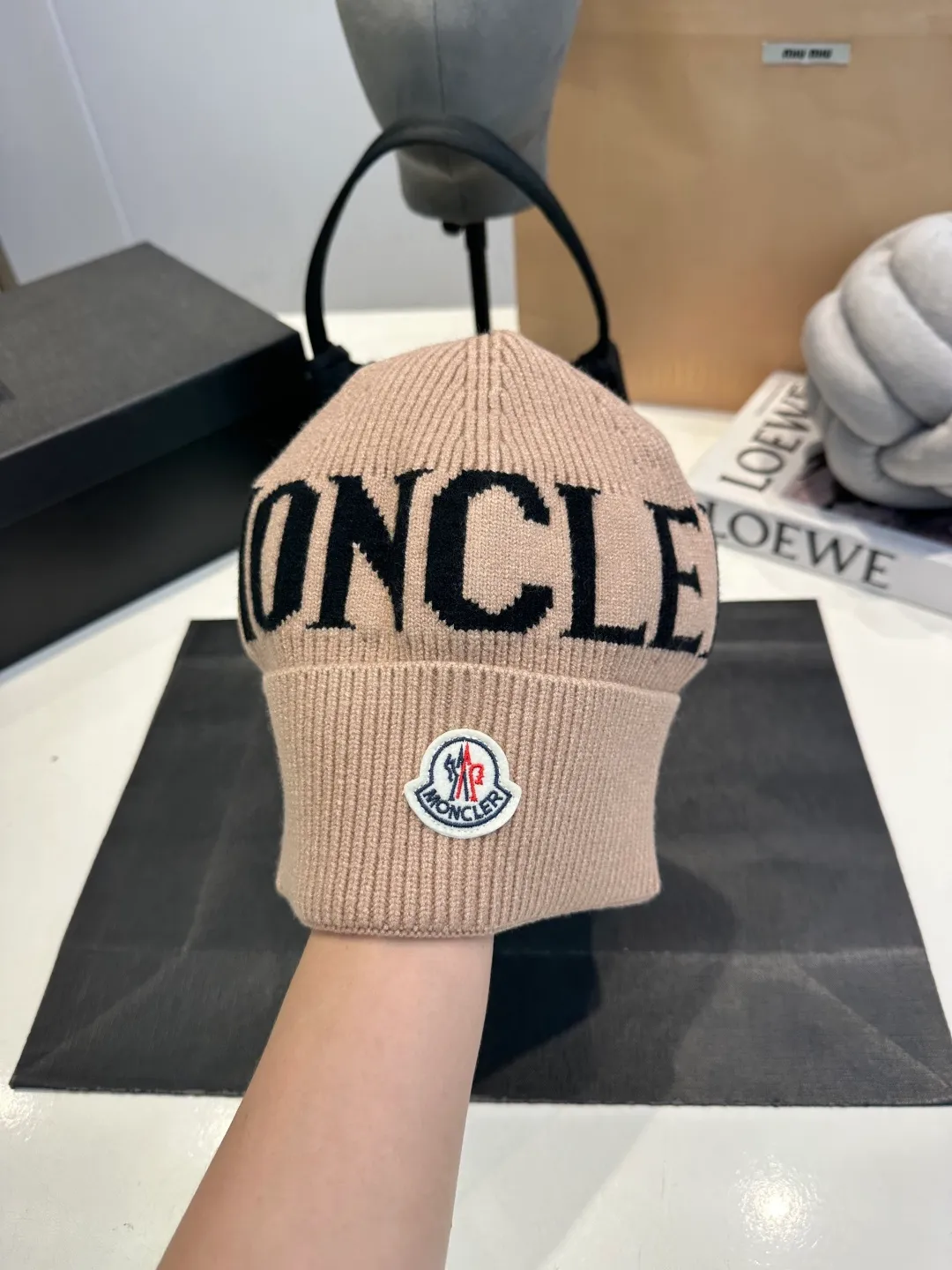 P46 Moncler 💥 Official website classic knitted hat, replica of the original. Very soft and skin-friendly, very elastic 💓 Textured and very versatile style ~ Warm cashmere woolen hat, one size fits all and elastic ~ Unisex, can be worn by any head size. Super quality, highly recommended