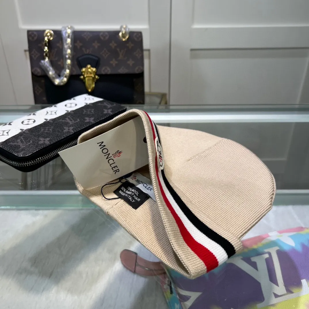 P50 comes with dust bag 🌺【MONCLER】Official website classic model, pay attention to the quality, the only one in the market that pays attention to quality details, 70% wool, 30% rabbit fur knitted hat! The same style for men and women, thicker and warmer, fashionable and popular 🌸First-class quality, the best brand for warmth in autumn and winter, order now, limited edition