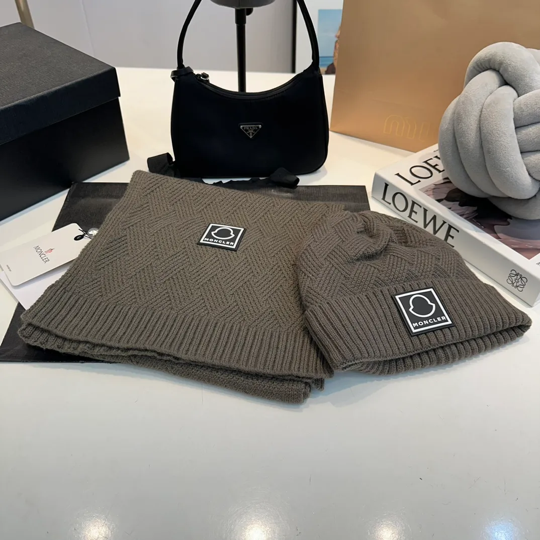 P108 MONCLER classic suit hat! Hat ➕Scarf! Cashmere and Rabbit Velvet Quality! It's warm and super comfortable~A great tool for young ladies to reduce their age in winter~This winter, all you need is a set of hats~It's warm and fashionable! Unisex model! Can be made as a couple model! Complete range of anti-counterfeiting labels and elevators! Many styles, welcome to choose!!