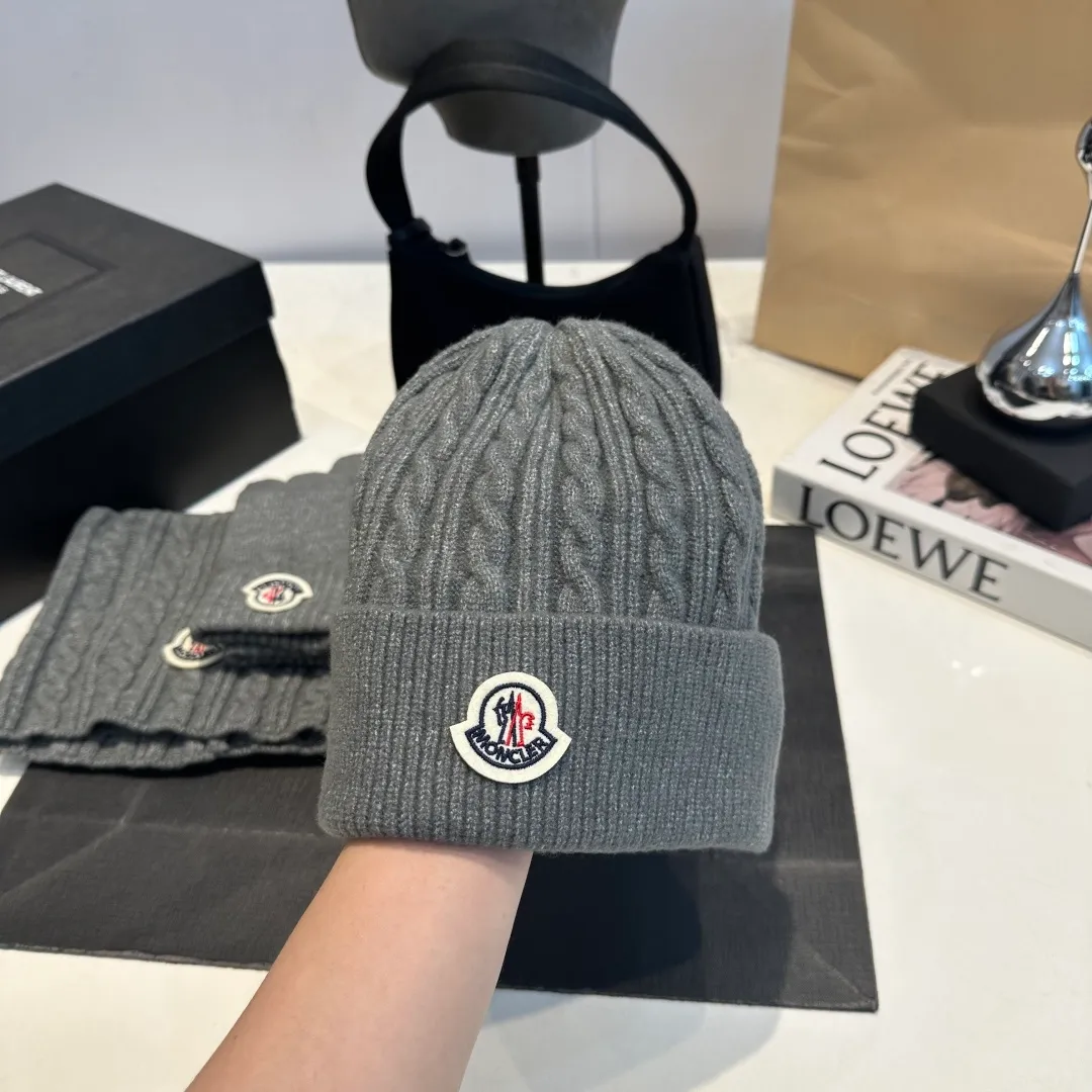p140 Moncler muzzle suit hat + gloves + scarf autumn and winter style knitted beanie. This must be a minimalist favorite. It is clean, neat, fashionable and versatile, and will never be picky about your face shape! A fashionable classic that lasts forever! Both men and women are welcome