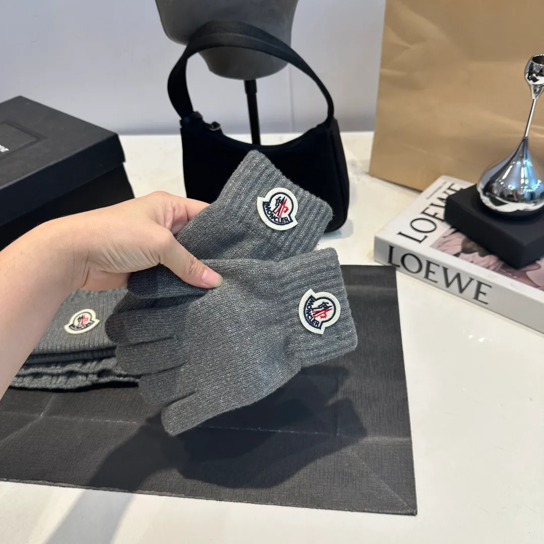 p140 Moncler muzzle suit hat + gloves + scarf autumn and winter style knitted beanie. This must be a minimalist favorite. It is clean, neat, fashionable and versatile, and will never be picky about your face shape! A fashionable classic that lasts forever! Both men and women are welcome