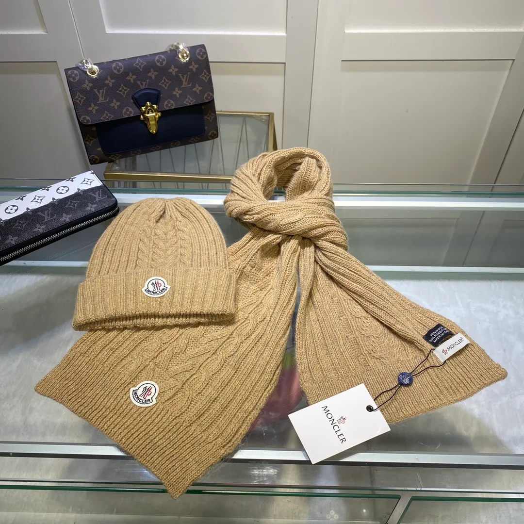 P170 MONCLER classic suit hat! Hat ➕Scarf! Cashmere and Rabbit Velvet Quality! It's warm and super comfortable~A great tool for young ladies to reduce their age in winter~This winter, all you need is a set of hats~It's warm and fashionable! Unisex model! Can be made as a couple model! Complete range of anti-counterfeiting labels and elevators! Many styles, welcome to choose!!