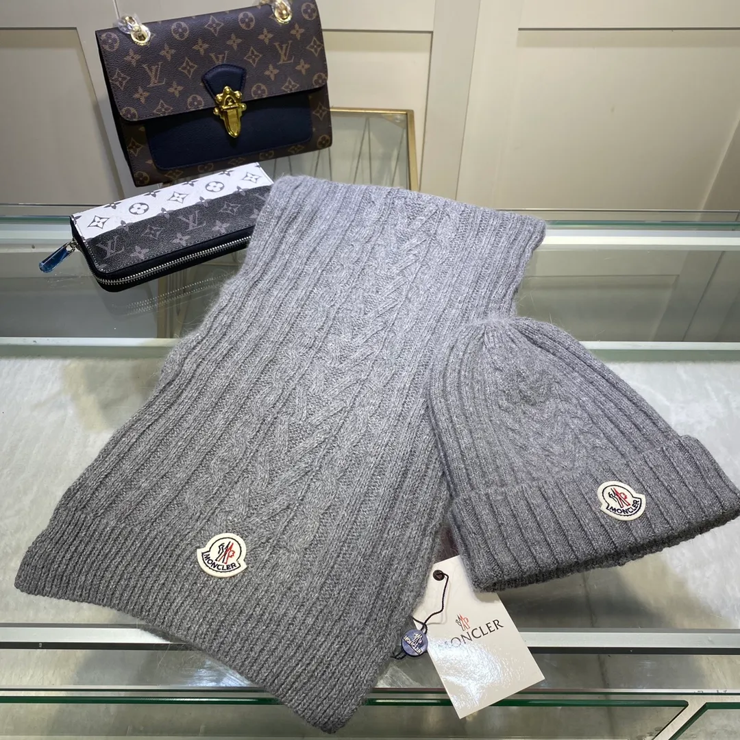 P170 MONCLER classic suit hat! Hat ➕Scarf! Cashmere and Rabbit Velvet Quality! It's warm and super comfortable~A great tool for young ladies to reduce their age in winter~This winter, all you need is a set of hats~It's warm and fashionable! Unisex model! Can be made as a couple model! Complete range of anti-counterfeiting labels and elevators! Many styles, welcome to choose!!