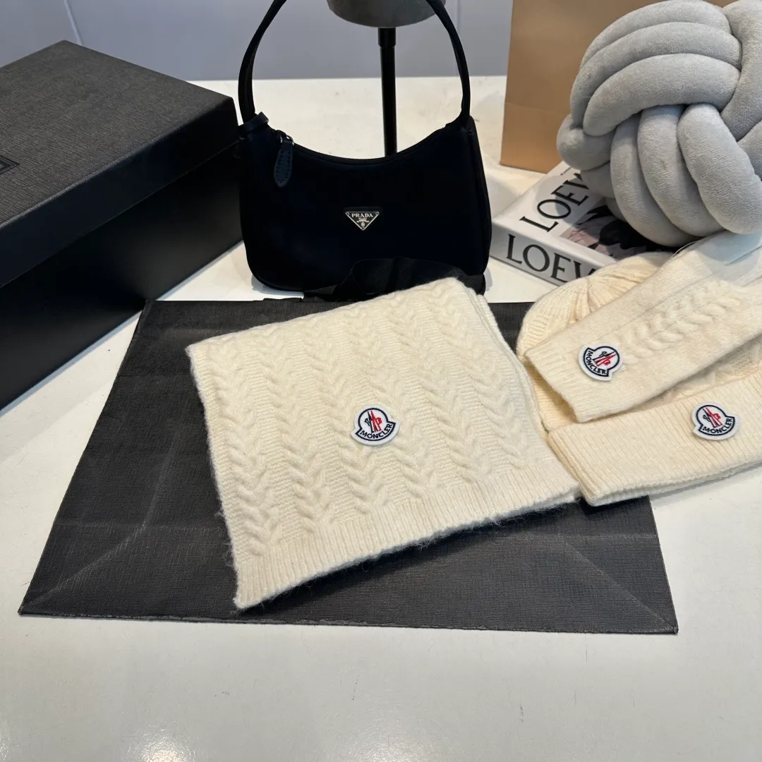 P160 Moncler muzzle suit autumn and winter style cuffed wool knitted beanie High quality customization! This must be my favorite of minimalism. It is clean, neat, fashionable and versatile, and will definitely not be picky about your face shape! A fashionable classic that lasts forever! Both men and women are welcome!