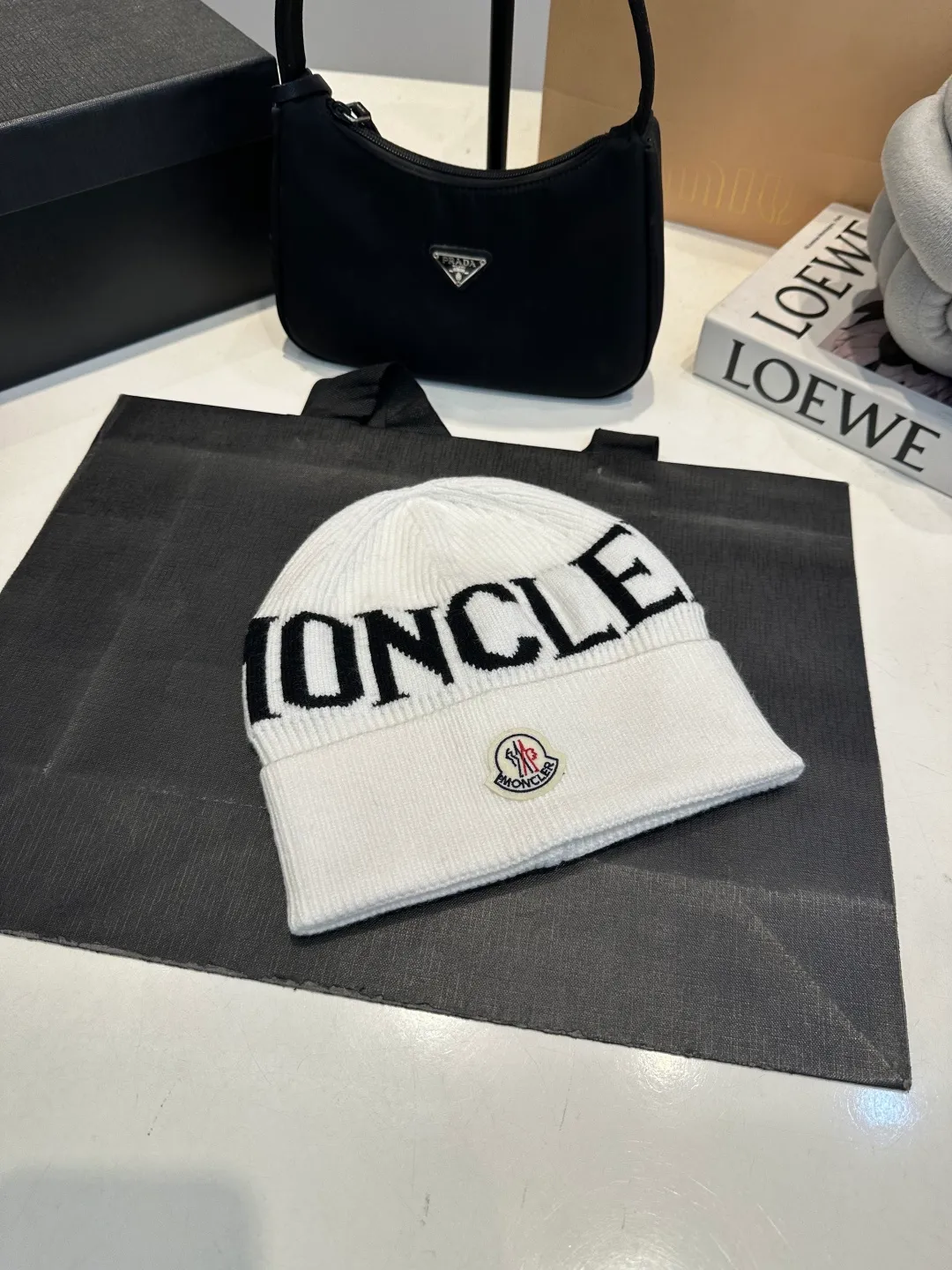 P46 Moncler 💥 Official website classic knitted hat, replica of the original. Very soft and skin-friendly, very elastic 💓 Textured and very versatile style ~ Warm cashmere woolen hat, one size fits all and elastic ~ Unisex, can be worn by any head size. Super quality, highly recommended