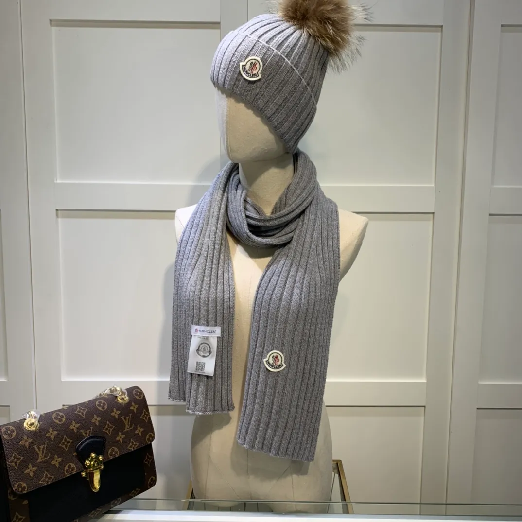 P240 [Wool suit hat] MONCLER classic suit hat! Hat ➕Scarf! It's warm and super comfortable~A great tool for young ladies to reduce their age in winter~This winter, all you need is a set of hats~It's warm and fashionable! Unisex model! Can be made as a couple model! Complete range of anti-counterfeiting labels and elevators! Many styles, welcome to choose!!