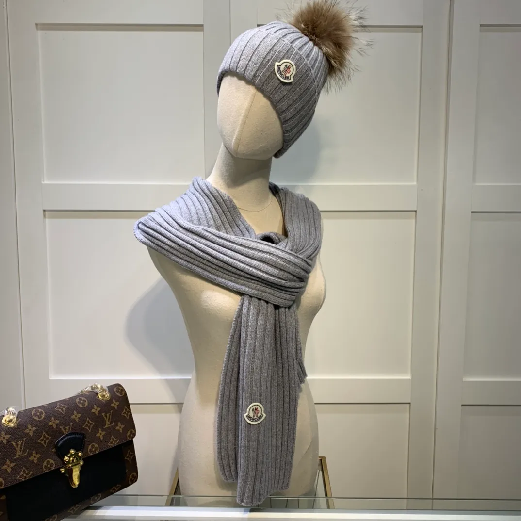 P240 [Wool suit hat] MONCLER classic suit hat! Hat ➕Scarf! It's warm and super comfortable~A great tool for young ladies to reduce their age in winter~This winter, all you need is a set of hats~It's warm and fashionable! Unisex model! Can be made as a couple model! Complete range of anti-counterfeiting labels and elevators! Many styles, welcome to choose!!