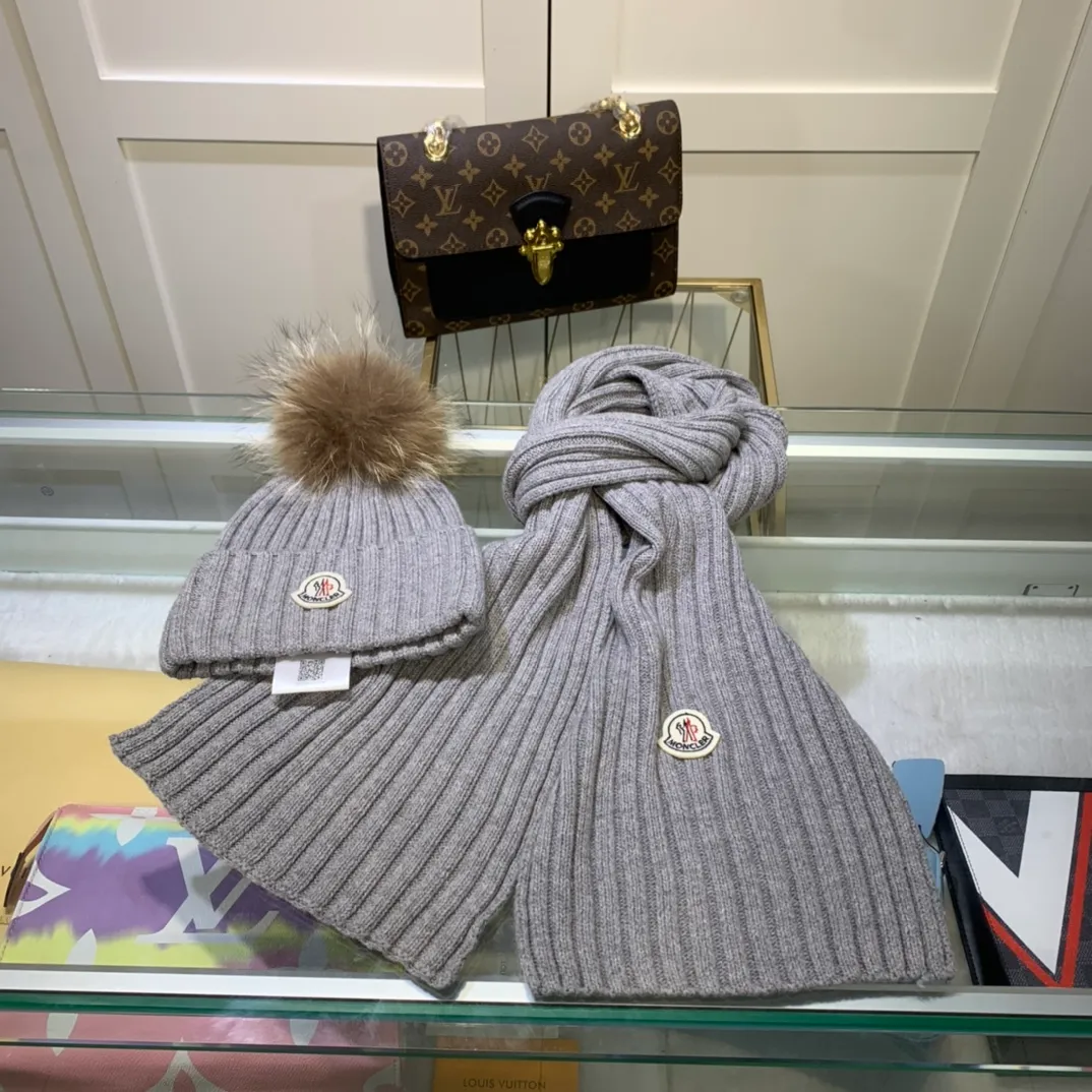 P240 [Wool suit hat] MONCLER classic suit hat! Hat ➕Scarf! It's warm and super comfortable~A great tool for young ladies to reduce their age in winter~This winter, all you need is a set of hats~It's warm and fashionable! Unisex model! Can be made as a couple model! Complete range of anti-counterfeiting labels and elevators! Many styles, welcome to choose!!