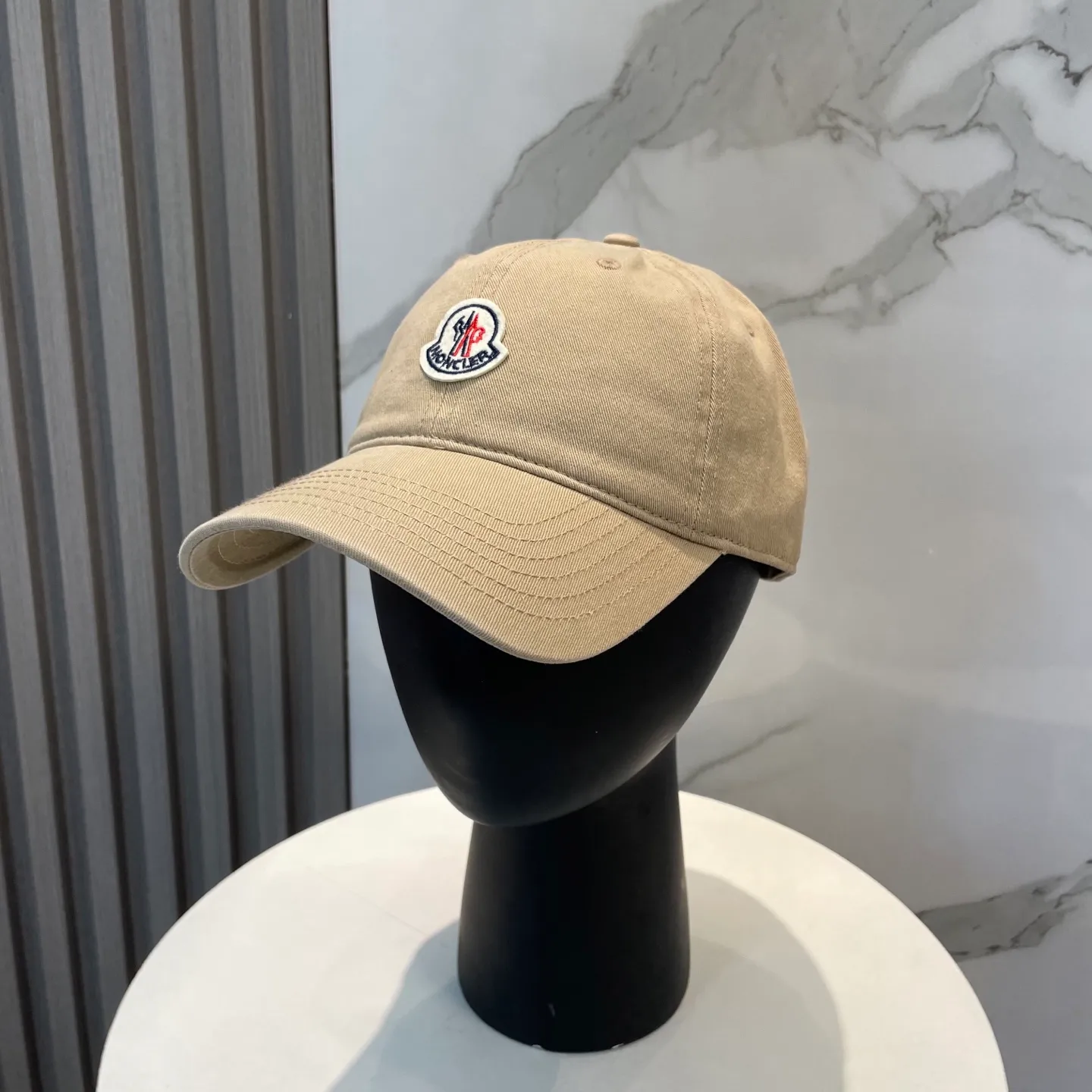 P50 MONCLER new baseball cap, a fashionable street item with a very good style, a favorite among Internet celebrities and fashion bloggers! High quality, comfortable and breathable, concave shape looks good