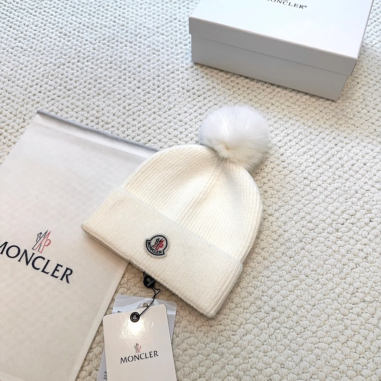 P100 with dust bag, high version Moncler Moncler 💥Official website classic knitted hat, replica of the original. Very soft and skin-friendly, very elastic 💓 Textured and very versatile style ~ Warm cashmere woolen hat, one size fits all and elastic ~ Unisex, can be worn by any head size. Super quality, highly recommended