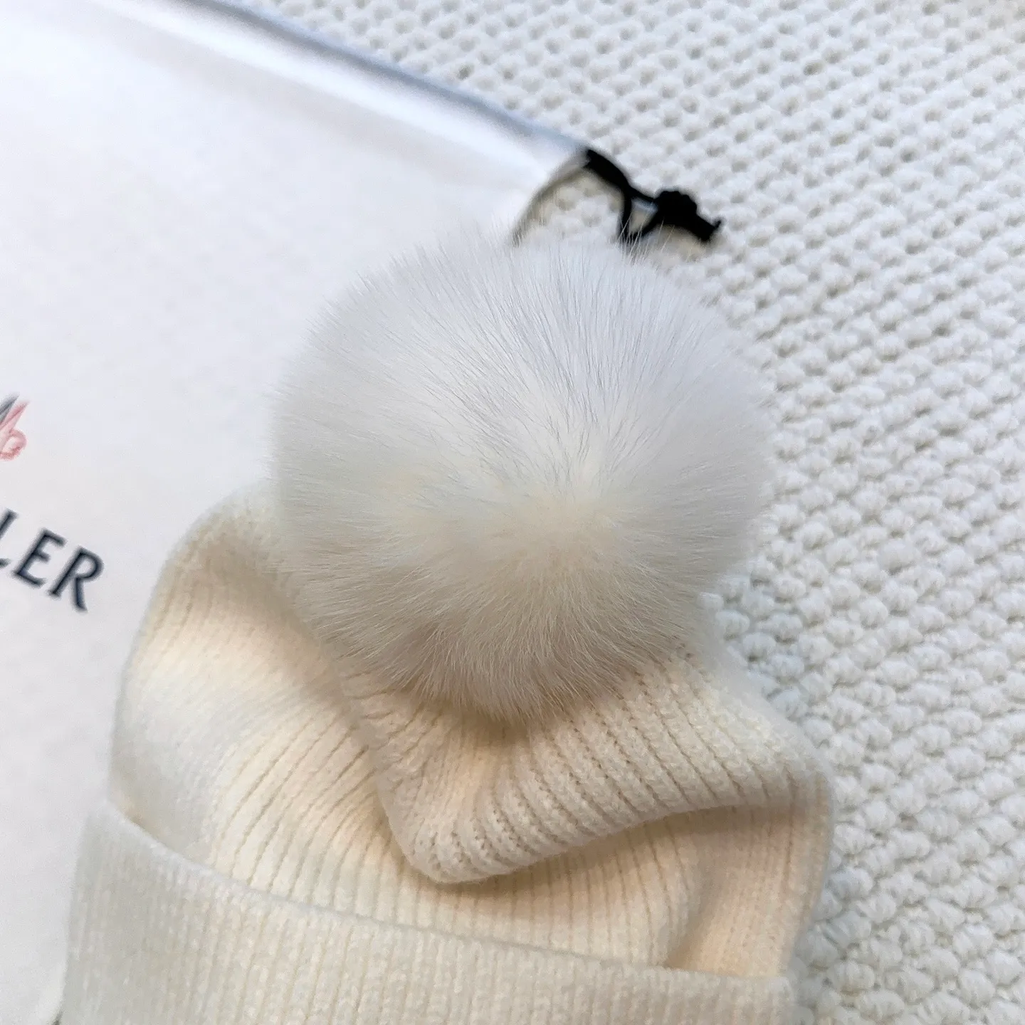 P100 with dust bag, high version Moncler Moncler 💥Official website classic knitted hat, replica of the original. Very soft and skin-friendly, very elastic 💓 Textured and very versatile style ~ Warm cashmere woolen hat, one size fits all and elastic ~ Unisex, can be worn by any head size. Super quality, highly recommended