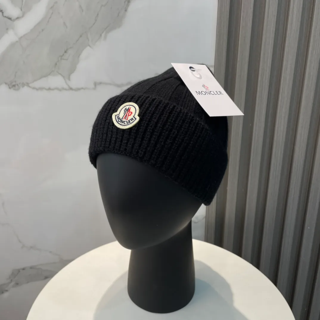 P60 comes with a dust bag for Moncler💥 Official website classic knitted hat, replica of the original. Very soft and skin-friendly, very elastic 💓 Textured and very versatile style ~ Warm cashmere woolen hat, one size fits all and elastic ~ Unisex, can be worn by any head size. Excellent quality, highly recommended