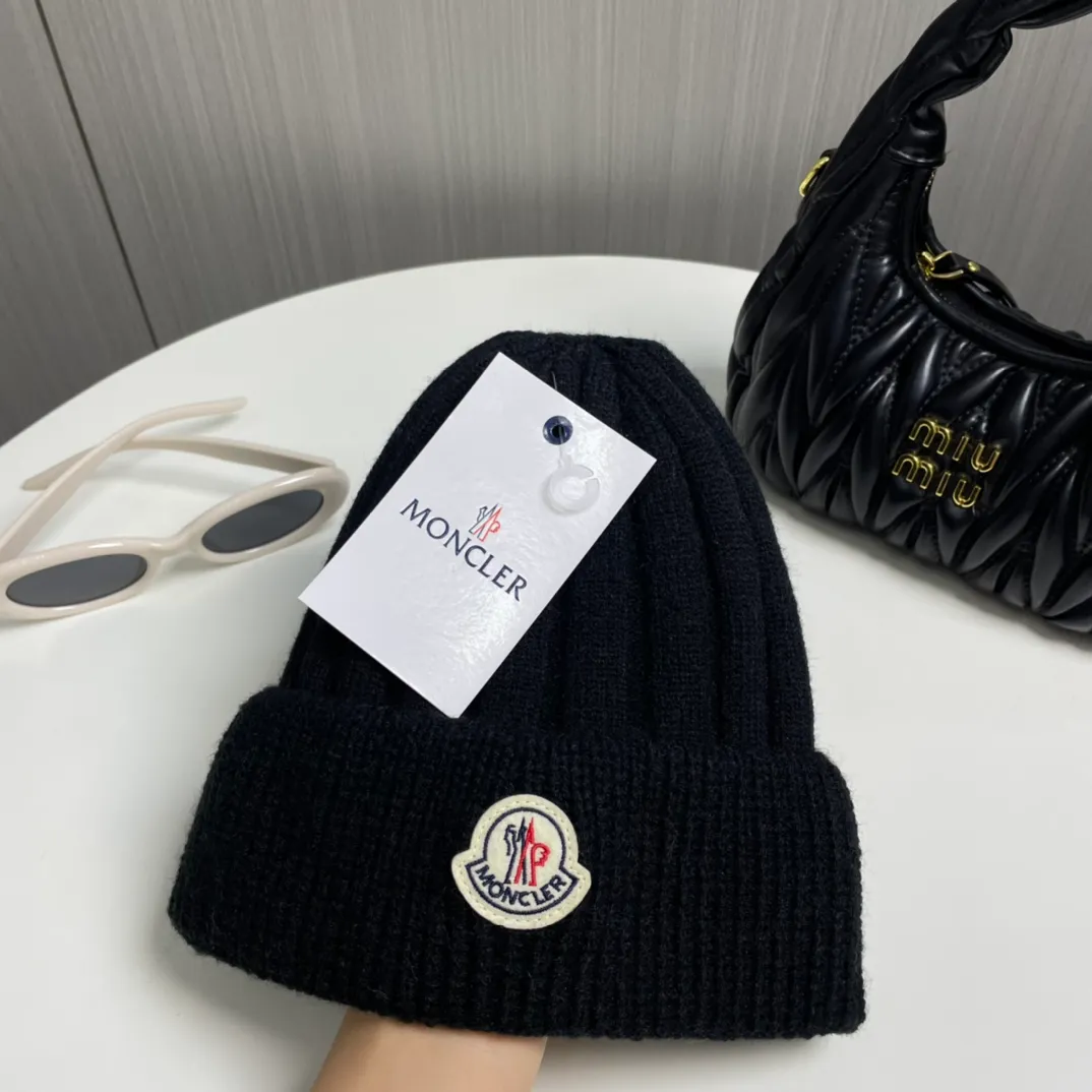 P60 comes with a dust bag for Moncler💥 Official website classic knitted hat, replica of the original. Very soft and skin-friendly, very elastic 💓 Textured and very versatile style ~ Warm cashmere woolen hat, one size fits all and elastic ~ Unisex, can be worn by any head size. Excellent quality, highly recommended