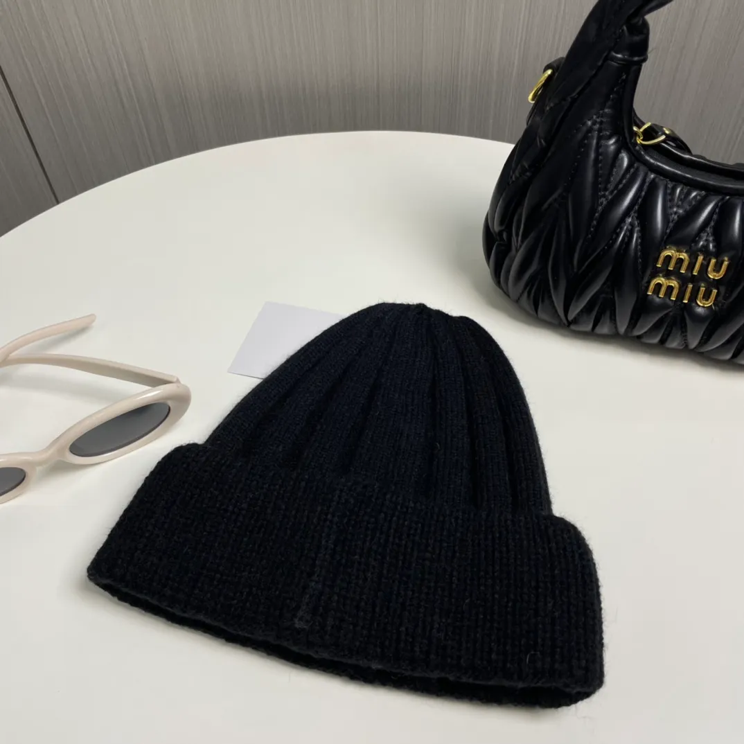 P60 comes with a dust bag for Moncler💥 Official website classic knitted hat, replica of the original. Very soft and skin-friendly, very elastic 💓 Textured and very versatile style ~ Warm cashmere woolen hat, one size fits all and elastic ~ Unisex, can be worn by any head size. Excellent quality, highly recommended
