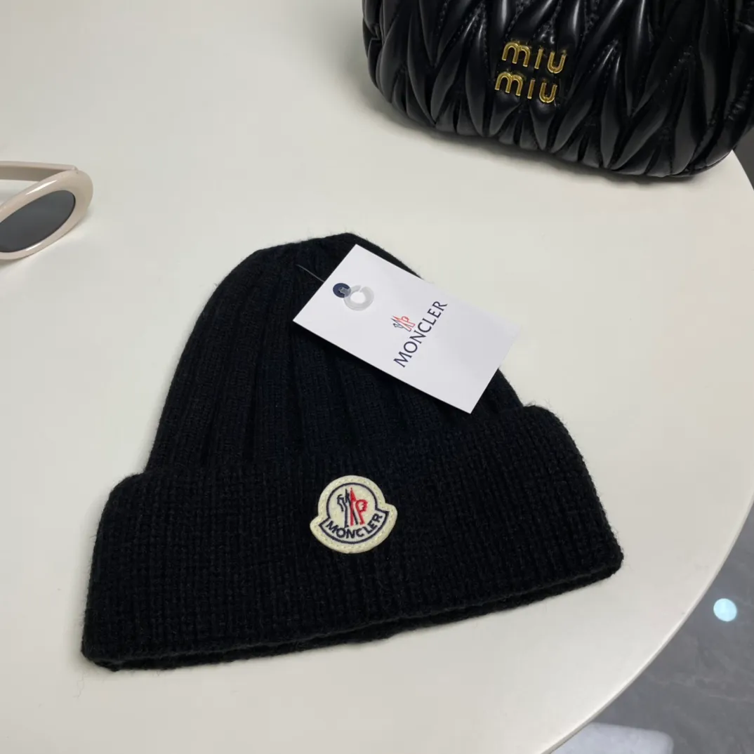 P60 comes with a dust bag for Moncler💥 Official website classic knitted hat, replica of the original. Very soft and skin-friendly, very elastic 💓 Textured and very versatile style ~ Warm cashmere woolen hat, one size fits all and elastic ~ Unisex, can be worn by any head size. Excellent quality, highly recommended