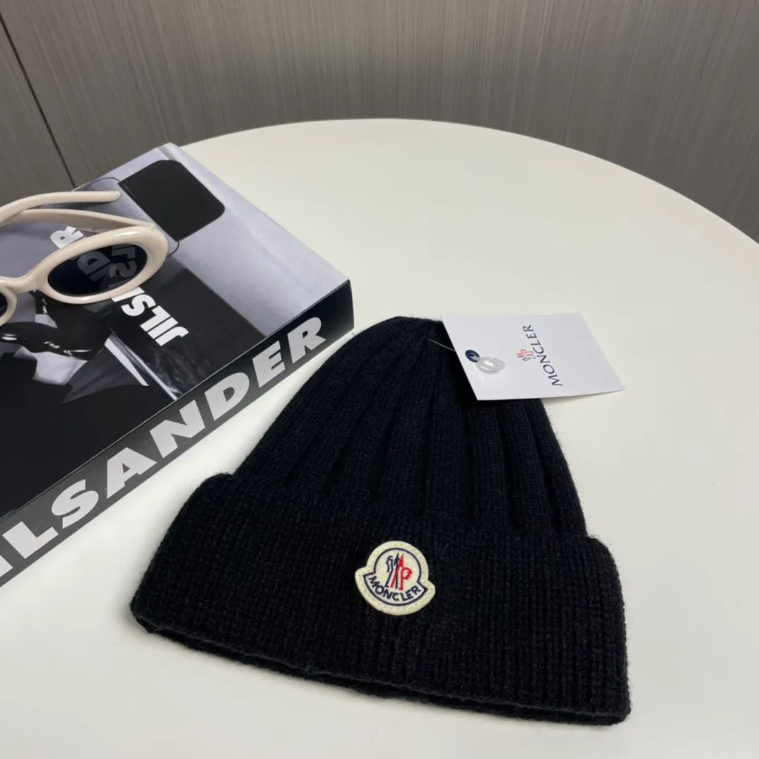P60 comes with a dust bag for Moncler💥 Official website classic knitted hat, replica of the original. Very soft and skin-friendly, very elastic 💓 Textured and very versatile style ~ Warm cashmere woolen hat, one size fits all and elastic ~ Unisex, can be worn by any head size. Excellent quality, highly recommended