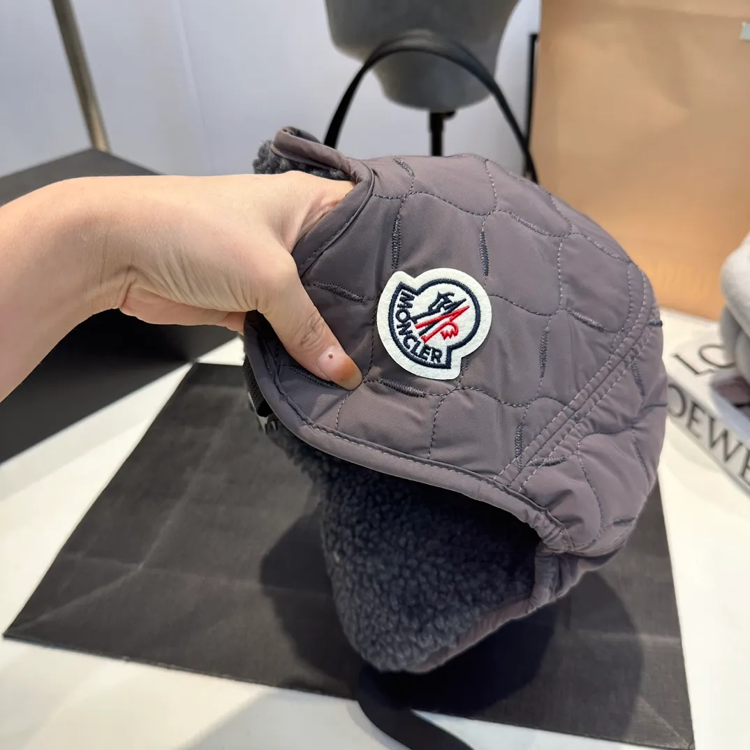 P80 MONCLER hat made of lambswool quality! It's warm and super comfortable~A great tool for young ladies to reduce their age in winter~This is the only thing you need this winter~It's warm and fashionable! Unisex model! Can be made as a couple model! Complete range of anti-counterfeiting labels and elevators! Many styles, welcome to choose!!