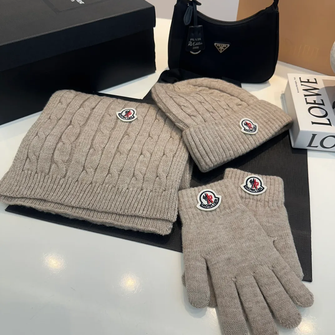 P178 Moncler autumn and winter counter model knitted beanie + scarf + gloves three-piece set, classic pattern, warm and fashionable! Fashionable and popular 🌸First-class texture, pure wool