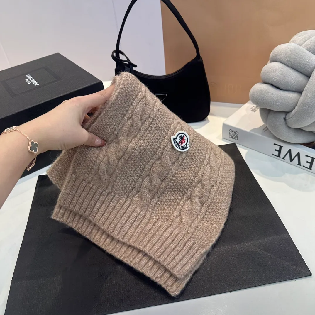 P178 MONCLER Mouth Cover Suit♥️Original single hat and scarf set! Made of rabbit velvet➕cashmere, with a 15cm fox fur ball, a real fur ball! Warm and fashionable 😱[愄火] Versatile style [Love] The texture is very good, comfortable and breathable [Hey ha] Looks good no matter how you match it [Shh] A must-have for fashionistas [Wit] 4 colors available❤️❤️Unisex, the ball can be removed