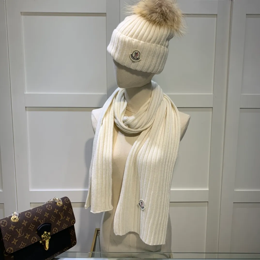 P240 [Wool suit hat] MONCLER classic suit hat! Hat ➕Scarf! It's warm and super comfortable~A great tool for young ladies to reduce their age in winter~This winter, all you need is a set of hats~It's warm and fashionable! Unisex model! Can be made as a couple model! Complete range of anti-counterfeiting labels and elevators! Many styles, welcome to choose!!