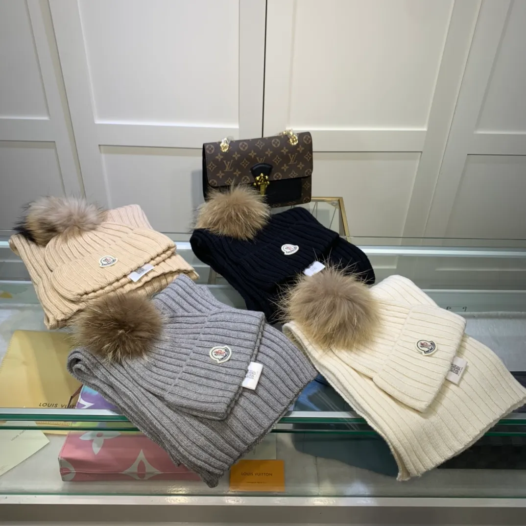 P240 [Wool suit hat] MONCLER classic suit hat! Hat ➕Scarf! It's warm and super comfortable~A great tool for young ladies to reduce their age in winter~This winter, all you need is a set of hats~It's warm and fashionable! Unisex model! Can be made as a couple model! Complete range of anti-counterfeiting labels and elevators! Many styles, welcome to choose!!