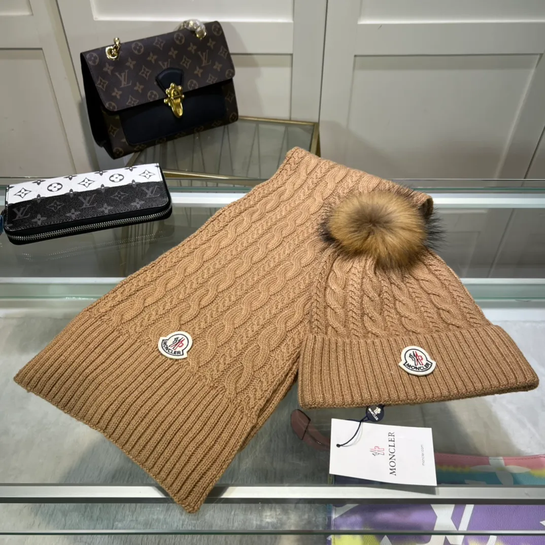 P170 MONCLER classic suit hat! Hat ➕Scarf! Cashmere and Rabbit Velvet Quality! It's warm and super comfortable~A great tool for young ladies to reduce their age in winter~This winter, all you need is a set of hats~It's warm and fashionable! Unisex model! Can be made as a couple model! Complete range of anti-counterfeiting labels and elevators! Many styles, welcome to choose!!
