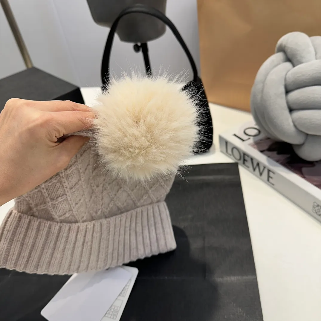 P78 Moncler👒high-end genuine exclusive style, hemp flower knitted hat, made of selected wool, skin-friendly and super soft‼ ️Paired with fox fur balls, it is very age-reducing‼ ️Complete trademark hangtags