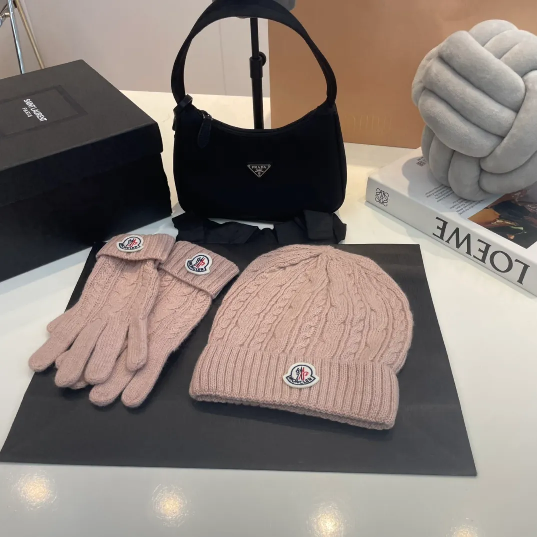 P180 Moncler wool knitted three-piece set, gloves + hat + scarf set ❄️ Wool knitted, super cute with cashmere scarf, a must-have for autumn and winter