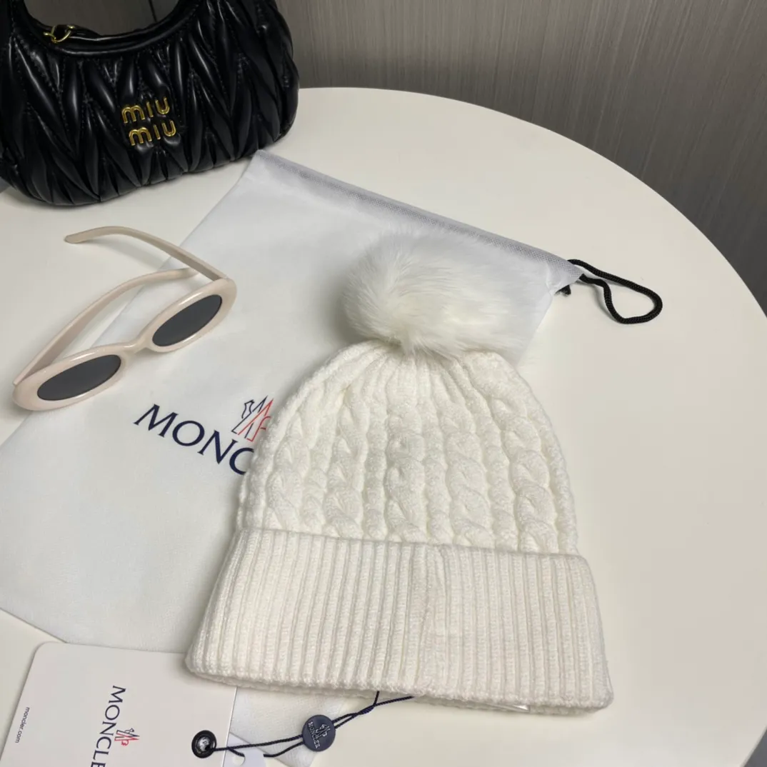 P90 with dust bag Moncler👒Classic original single-mouthed knitted wool hat, made of selected wool fabrics with ultra-high wool content‼ ️It feels super soft and has excellent elasticity. The rabbit fur ball is high-end, age-reducing and super warm!
