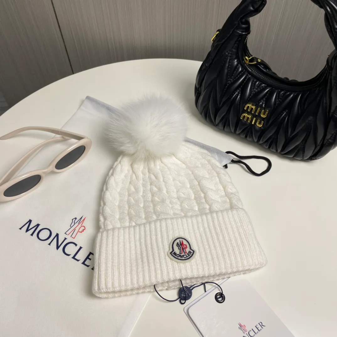 P90 with dust bag Moncler👒Classic original single-mouthed knitted wool hat, made of selected wool fabrics with ultra-high wool content‼ ️It feels super soft and has excellent elasticity. The rabbit fur ball is high-end, age-reducing and super warm!